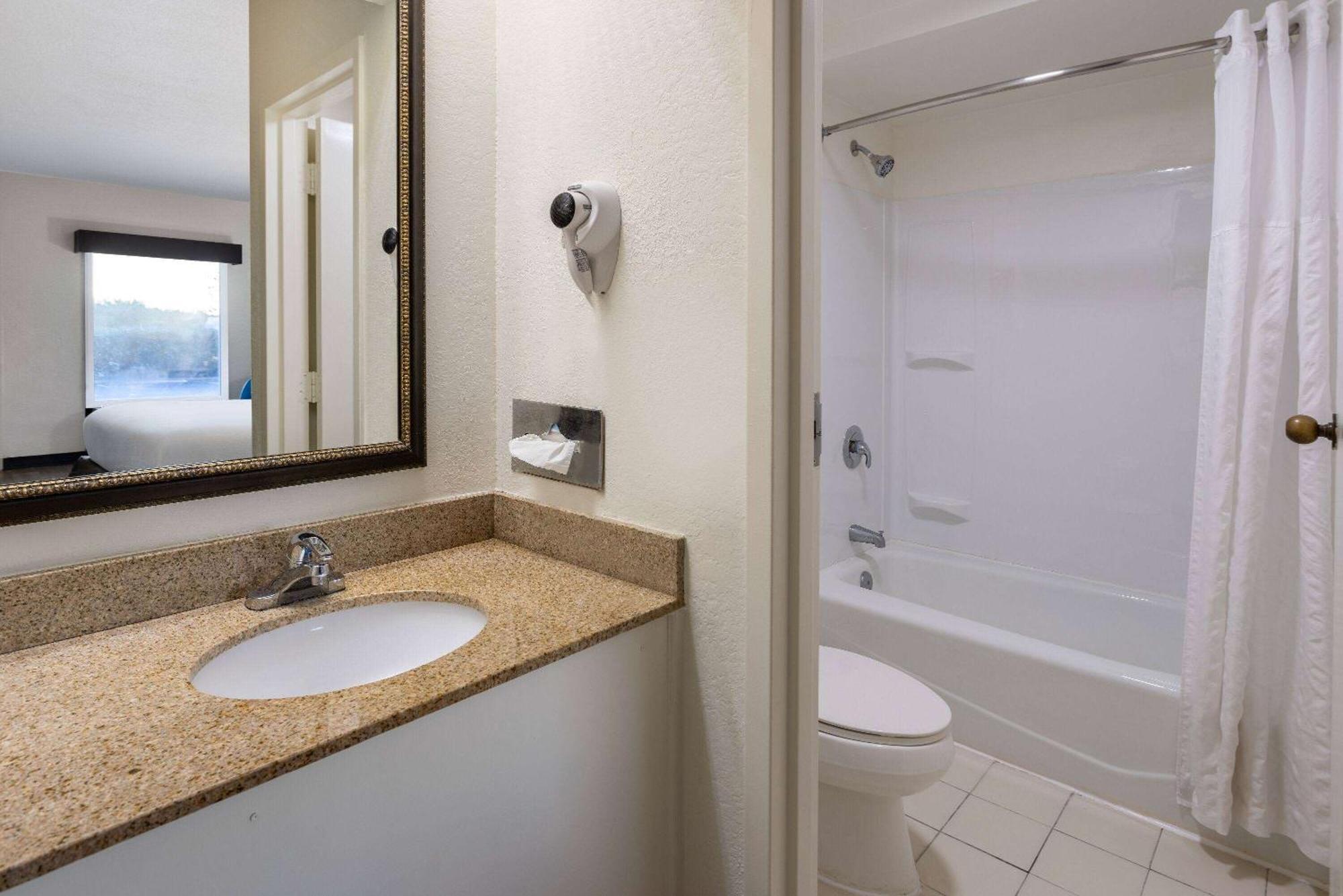 Baymont By Wyndham Camp Lejeune Jacksonville Exterior photo